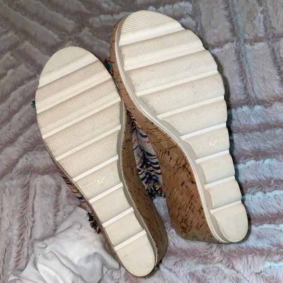 Minnetonka Wedges. Heel. Tan. Size 7 - Picture 5 of 5